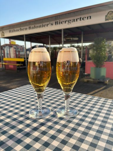 Zwei Kulmbacher Pils vor dem Biergarten