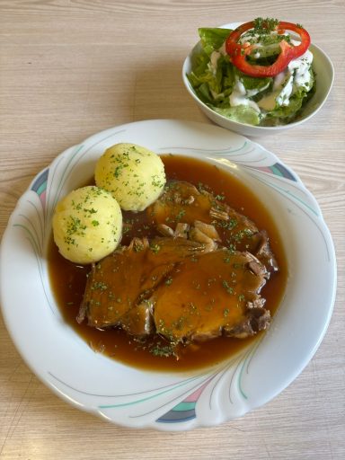 Schweinebraten mit Knödel und Salat