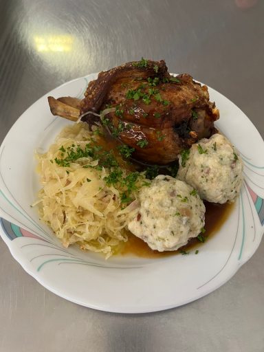 Haxe mit Semmelknödel und Sauerkraut