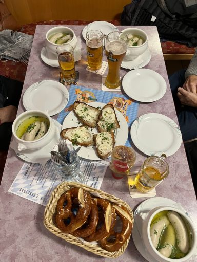 Tich gedeckt mit Weißwurst, Brezeln Schmalzbrot & Bier 
