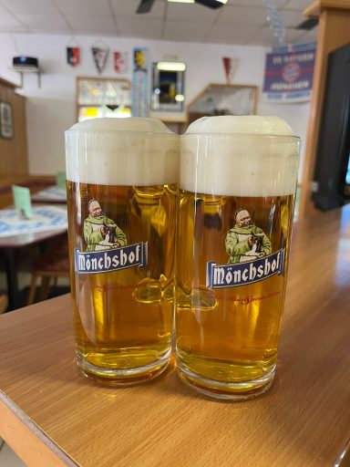 Zwei Krüge Kulmbacher Festbier