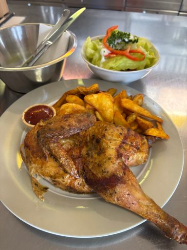 Hähnchen mit Country Potatos und Salat