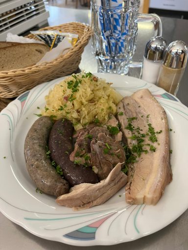 Schlachtplatte mit Püree und Sauerkraut