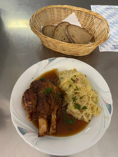Haxe mit Brot und Sauerkraut