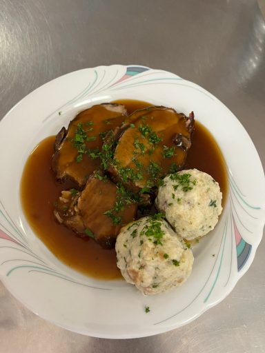 Gegrillterbraten mit Semmelknödel und Sauerkraut