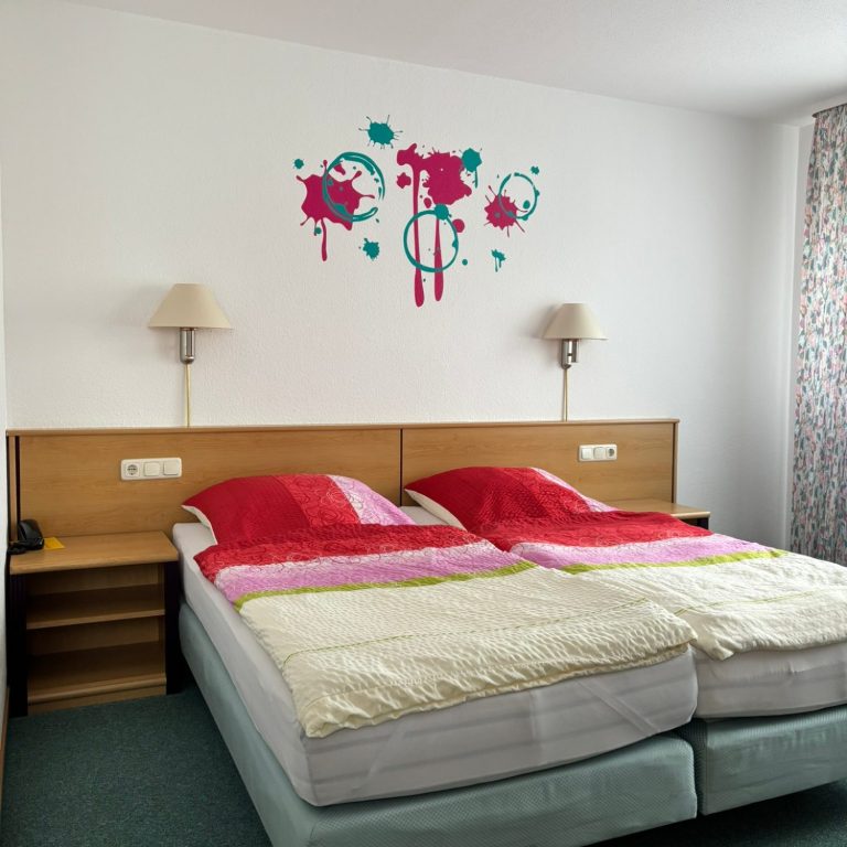 Hotelzimmer mit Bett