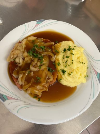 Gebackener Fleischkäse mit Zwiebelsoße und Kartoffelpüree 