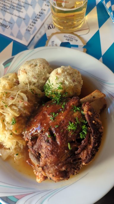 Haxe mit Semmelknödel und Sauerkraut