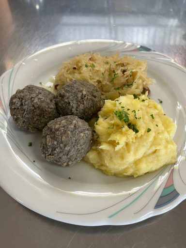 3 Leberknödel mit Sauerkraut und Kartoffelpüree 